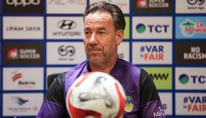 Pelatih PSIM Yogyakarta, Jean-Paul van Gastel. (Bola.com/Abdul Aziz)