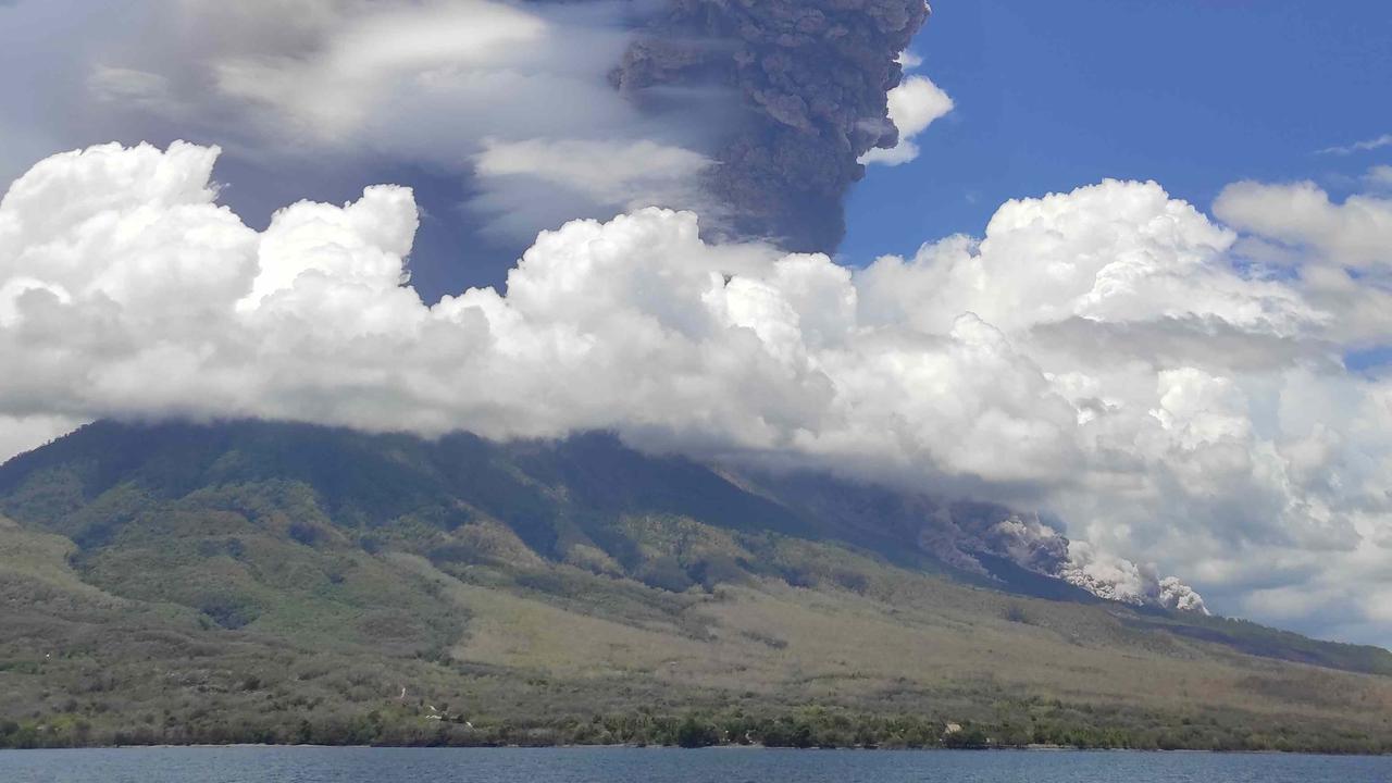 Potret Ngeri Gunung Lewotobi Laki-Laki Erupsi Dilihat dari Laut, Awan Panas Membumbung Tinggi 5.000 Meter