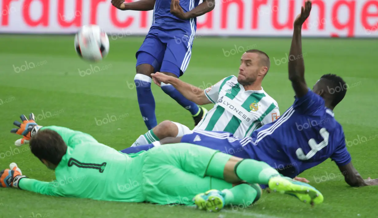 Duel antara pemain Chelsea dan Rapid Vienna dalam laga uji coba di Stadion Allianz, Wina, Austria, Sabtu (16/7/2016) . (Bola.com/Reza Khomaini)