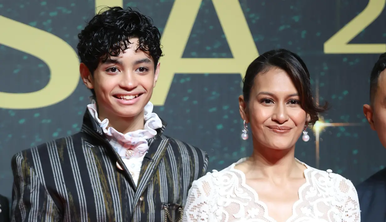 Raihaanun tampil eksotis dengan kebaya brukat putih bersiluet modern. Dipadu dengan rok mini yang senada [Budi Santoso]