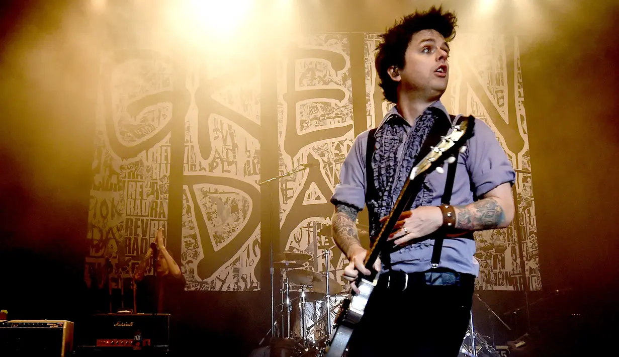 Aksi vokalis Green Day, Billie Joe Armstrong saat konser di Hollywood Palladium, AS (17/10). Band beranggotakan Billie Joe Armstrong, Mike Dirnt dan Tré Cool ini baru saja merilis album terbarunya Revolution Radio pada 7 Oktober. (AFP Photo/Kevin Winter)