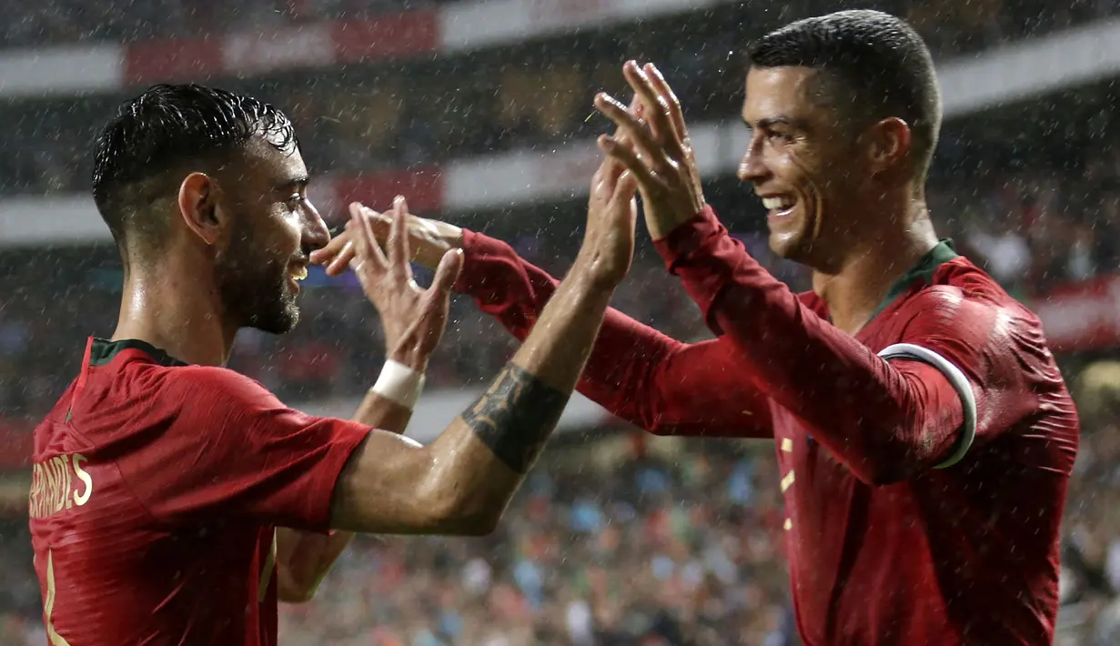 Salah satu sosok penting atas kepulangan Ronaldo adalah rekan timnasnya di Portugal, Bruno Fernandes. Bruno diketahui melakukan dialog dengan CR7 ketika berhembus kabar akan merapat ke Manchester City yang dikabarkan sudah mencapai kesepakatan personal. (Foto: AFP/Jose Manuel Ribeiro)