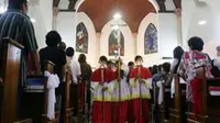 Sejumlah remaja Kristiani berjalan membawa salib saat melakukan doa misa di hari pertama Perayaan Natal di Gereja Katedral Makassar, Sulsel. (Antara)
