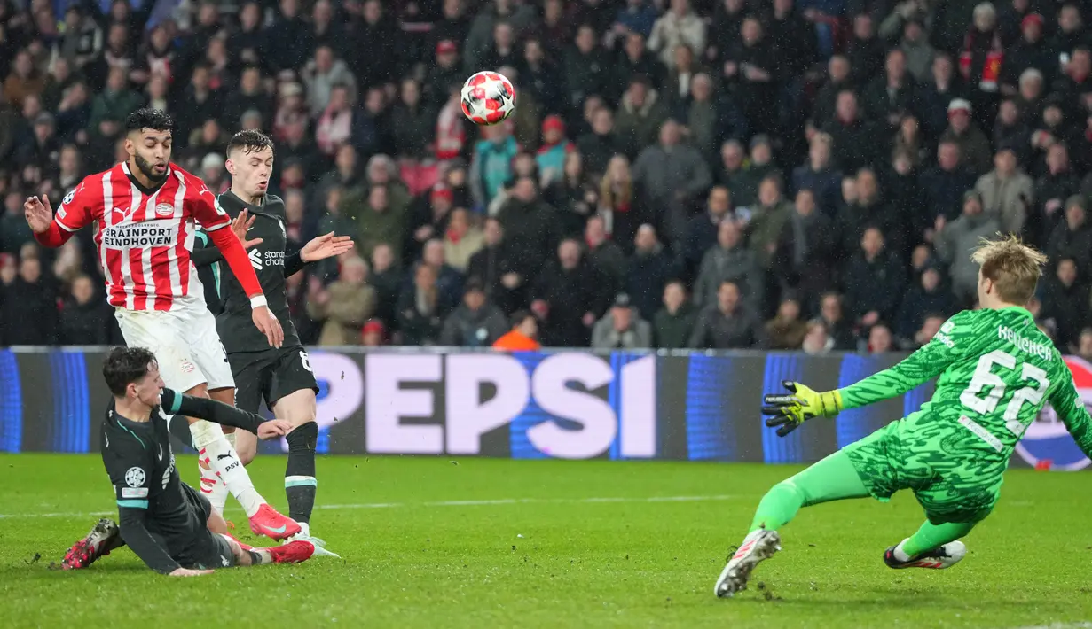 Pelatih Arne Slot mengistirahatkan 12 pemain tim utama untuk kunjungan ke Eindhoven ini. Alhasil The Reds tumbang dengan skor 2-3. (AP Photo/Peter Dejong)