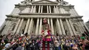 Boneka raksasa Little Amal disambut ratusan warga saat tiba di kota London, Inggris, Sabtu (23/10/2021). Boneka raksasa yang memiliki tinggi 3,5 meter diketahui melakukan perjalanan dengan jarak 8.000 kilometer dari Suriah ke sejumlah negara di Eropa, salah satunya Inggris. (Aaron Chown/PA via AP)