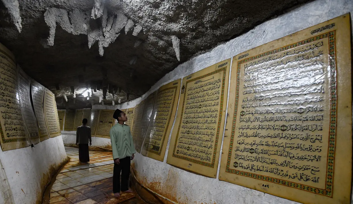 Gua buatan yang berisi ayat-ayat Al-Quran dengan ukuran besar ini dibangun sejak tahun 2013 dan selesai pada 2017. (merdeka.com/Arie Basuki)