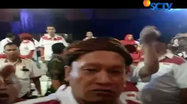 Debat terbuka cagub cawagub Jawa Barat ricuh akibat salah satu pasangan calon membentang kaos bertagar #2019GantiPresiden.