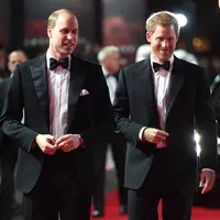 Pangeran William dan Pangeran Harry menghadiri premiere film The Star Wars: The Last Jedi di The Royal Albert Hall, London, Selasa (12/12). Dalam film itu, Pangeran William dan Harry menjadi cameo sebagai Stormtroopers. (Vianney Le Caer/Invision/AP)