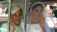 Meghan Markle (kanan) dan ibunya, Doria Ragland, tiba untuk melangsungkan upacara pernikahan dengan Pangeran Harry di St George's Chapel, Kastil Windsor, Windsor, Inggris, Sabtu (19/5). (Oli SCARFF/AFP)