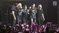 Personel band Dream Theater menyapa penonton usai tampil di hari kedua JogjaRockarta International Music Festival 2017 di Stadion Kridosono, Jogjakarta, Sabtu (30/9). (Liputan6.com/Herman Zakharia)