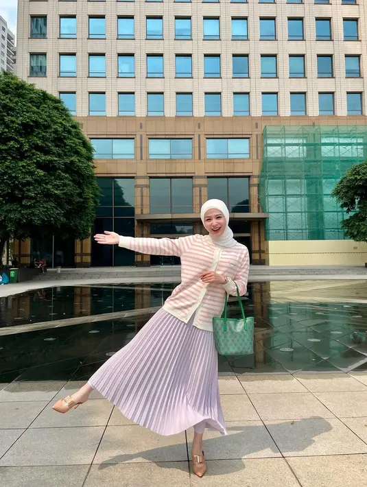 Padu padan top dan rok a-line serba warna pastel memang nggak pernah gagal. Coba lihat OOTD Ayana Moon ini. [@xolovelyayana]