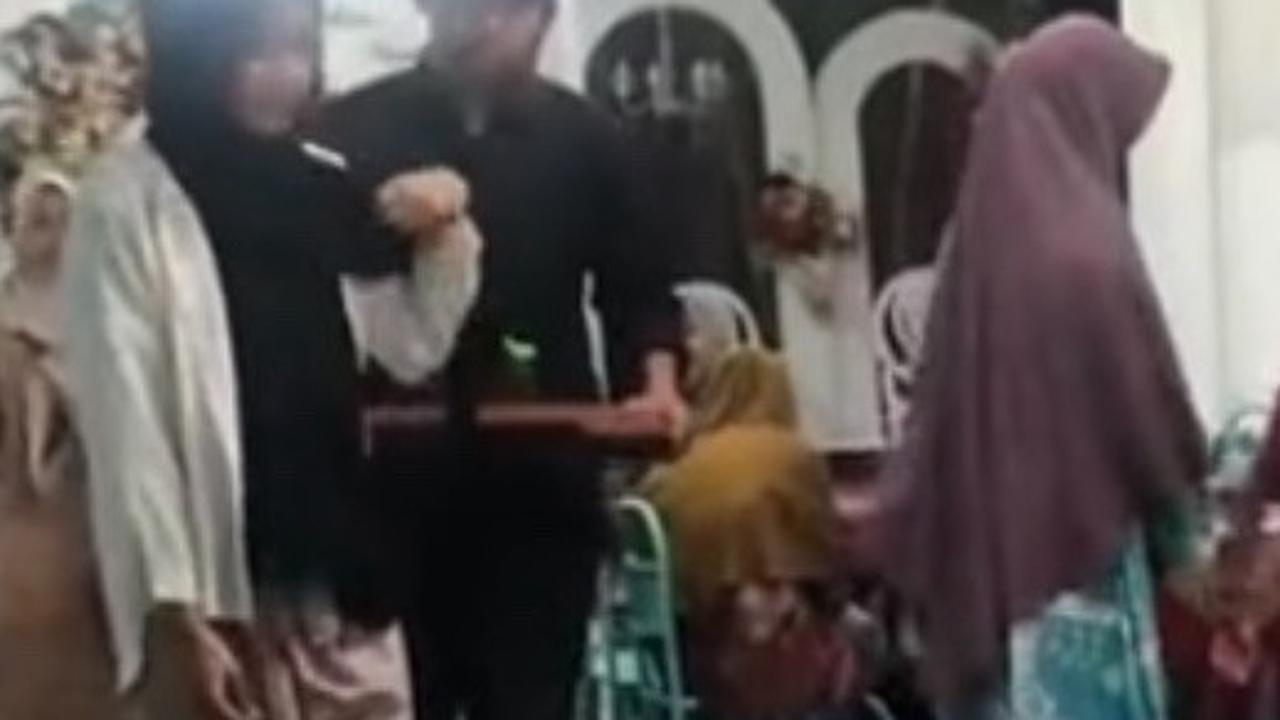 Viral Momen Mahasiswa KKN Bantu Hajatan Warga Setempat, Aksinya Curi Perhatian