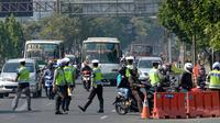 Polisi memberhentikan sejumlah kendaraan saat Operasi Patuh Jaya 2015 di sepanjang Jalan Jendral Sudirman, Jakarta, Sabtu (30/5). Razia yang digelar mulai 27 Mei-9 Juni tersebut untuk menertibkan para pengendara. (Liputan6.com/Yoppy Renato)