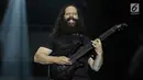 Ekspresi gitaris Dream Theater, John Petrucci saat menghibur penonton di JogjaRockarta International Music Festival 2017 di Stadion Kridosono, Jogjakarta, Jumat (29/9). (Liputan6.com/Herman Zakharia)