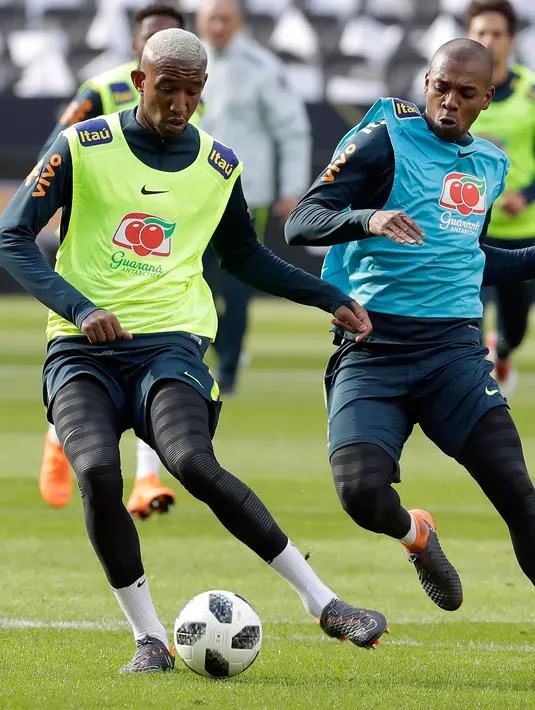 Pemain Brasil, Fernandinho (kanan) dan Talisca saat mengikuti latihan tim di Berlin, Jerman, (26/3). Brasil akan menghadapi Jerman pada pertandingan persahabatan internasional pada 27 Maret di Berlin. (AP Photo/Michael Sohn)