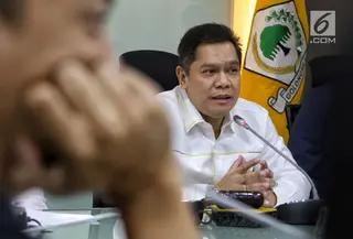 Sekretaris Fraksi Golkar Adies Kadir memberikan keterangan di Komplek Parlemen Senayan, Jakarta, Rabu (15/5/2019). Fraksi partai Golkar DPR menolak pembentukan pansus Pemilu 2019 seperti yang diusulkan fraksi PKS, PAN dan Gerindra dalam rapat Paripurna beberapa hari lalu. (Liputan6.com/Johan Tallo)