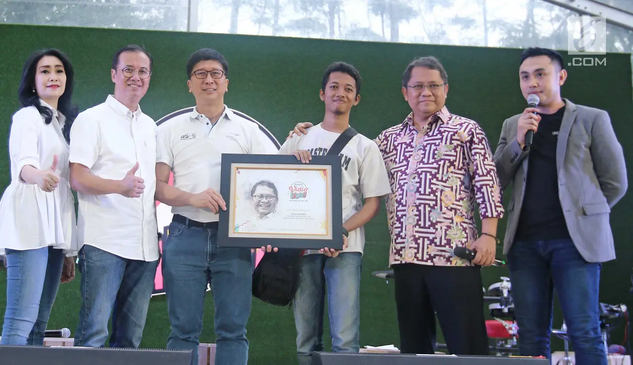 Menkominfo, Rudiantara berfoto bersama seusai mengisi acara Brizzi Vidio Fair 2017 di kawasan Jakarta, Sabtu (9/12). Adapun Brizzi Vidio Fair disponsori oleh Brizzi (Bank BRI) dan didukung oleh Masakapaya.com. (Liputan6.com/Herman Zakharia)