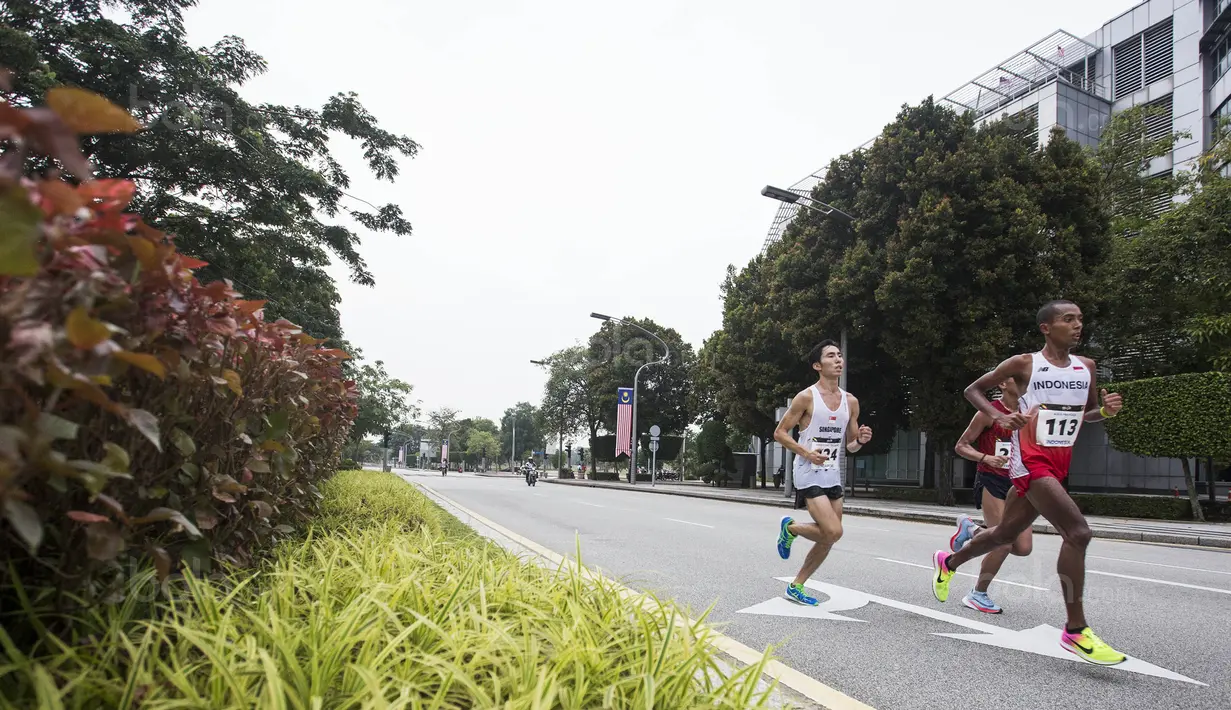 Pelari Indonesia, Agus Prayogo, berlari saat tampil pada nomor marathon SEA Games di Putrajaya, Kuala Lumpur, Sabtu (19/8/2017). Agus meraih medali perak dengan waktu dua jam 27 menit 16 detik. (Bola.com/Vitalis Yogi Trisna)