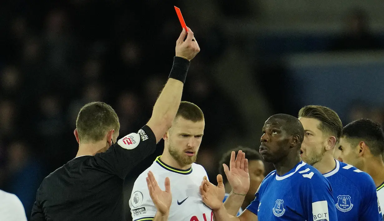 <p>Tertinggal satu gol tidak membuat Everton patah semangat dan terus melancarkan serangan. Pada menit ke-88, pemain pengganti Tottenham Lucas Moura mendapat kartu merah karena tekel berbahaya. (AP Photo/Jon Super)</p>