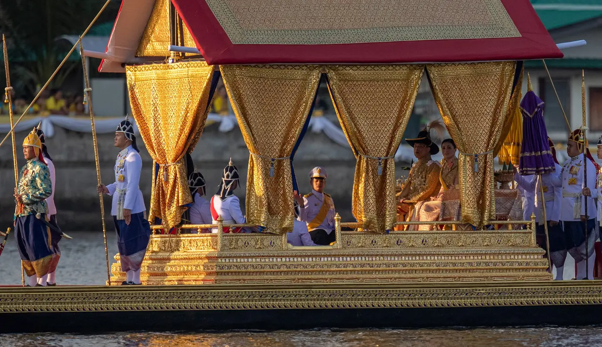 Raja Thailand Maha Vajiralongkorn dan Ratu Suthida menjalani prosesi Royal Barge di Sungai Chao Phraya, Bangkok, Kamis (12/12/2019). Acara ini merupakan prosesi akhir penobatan Raja Thailand Maha Vajiralongkorn. (AP Photo/Gemunu Amarasinghe)