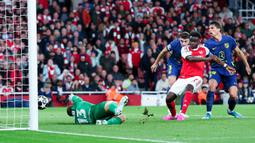 Gol kemenangan Arsenal dicetak oleh sang kapten, Bukayo Saka di akhir babak pertama. Hasil tersebut membuat The Gunners unggul agregat 2-1 dan berhak melangkah ke partai puncak. (AFP/Adrian Dennis)