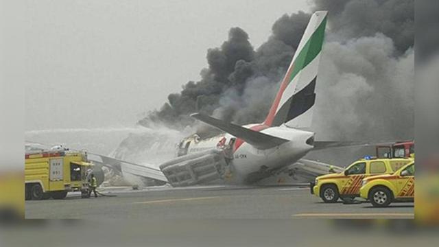 Pesawat Emirates Mengeluarkan Asap Lalu Meledak Di Bandara Dubai Global Liputan6 Com