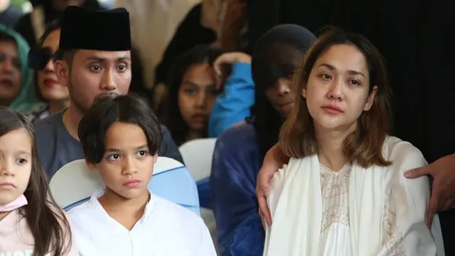 Bunga Citra Lestari atau BCL menguatkan anaknya, Noah (Kapanlagi.com/ Buddy Santoso)