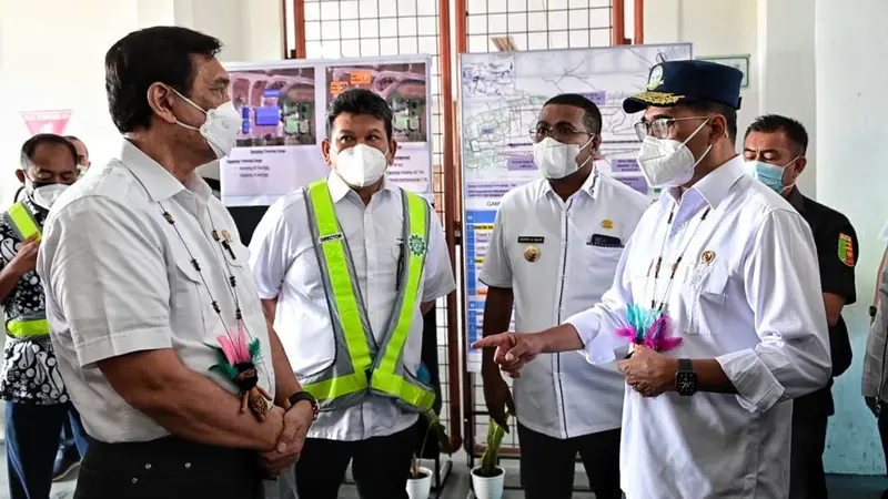 Menhub Budi Karya Sumadi, Menteri KKP Wahyu Sakti Trenggono mendampingi Menkomarves Luhut Binsar Pandjaitan, melakukan kunjungan kerja ke Biak dan Tual. (Dok Kemenhub)