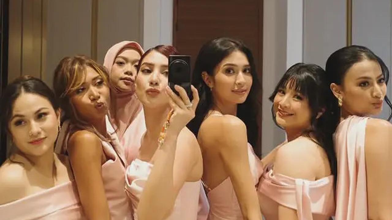 7 Potret Mikha Tambayong Jadi Bridesmaid di Pernikahan Yunita Siregar, Menawan