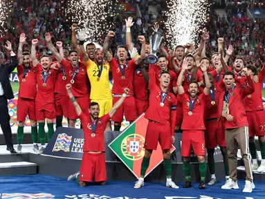 Portugal berselebrasi setelah berhasil memenangkan Piala UEFA Nations League usai mengalahkan Belanda dalam pertandingan final di Estadio do Dragao, Porto (10/6/2019). Portugal berhasil mengalahkan Belanda 1-0, berkat gol Goncalo Guedes. (AP Photo/Martin Meissner)