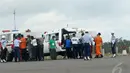 Peti jenazah korban pesawat AirAsia QZ8501 saat diturunkan dari ambulans untuk diterbangkan ke Surabaya dari Lanud Iskandar, Pangkalan Bun, Kalteng, Rabu (7/1/2015). (Liputan6.com/Andrian M Tunay)