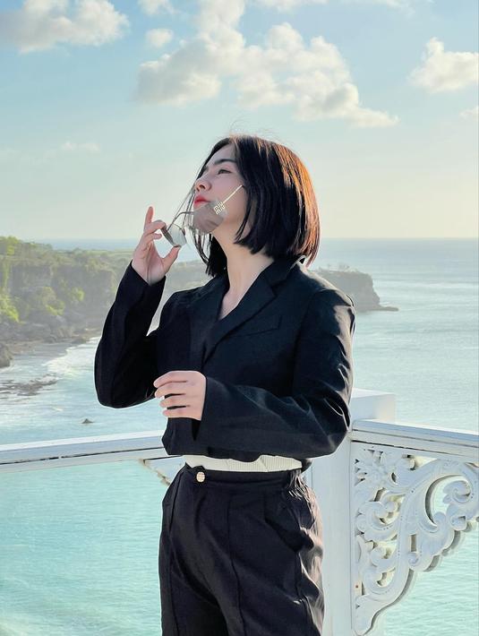 Menjadi seorang aktris, sekaligus pengusaha memang menjadi kesibukan yang selalu dijalani oleh Felicya Angelista. Sudah menjadi ibu dua anak, penampilannya kini makin langsing dan menawan menuai banyak pujian. Apalagi sejak dirinya mengubah gaya rambut panjangnya yang ikonik menjadi bak seorang Polwan, kini ia memiliki paras yang semakin fresh. (Liputan6.com/IG/@felicyangelista_)