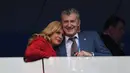 Kolinda Grabar-Kitarovic (kiri) bersama mantan pemain Kroasia, Davor Suker pada final Piala Dunia 2018 di Luzhniki Stadium, Moskow, Rusia, (15/7/2018). Meski Kroasia kalah Kolinda Grabar-Kitarovic tetap tersenyum manis. (AFP/Kirill Kudryavtsev)