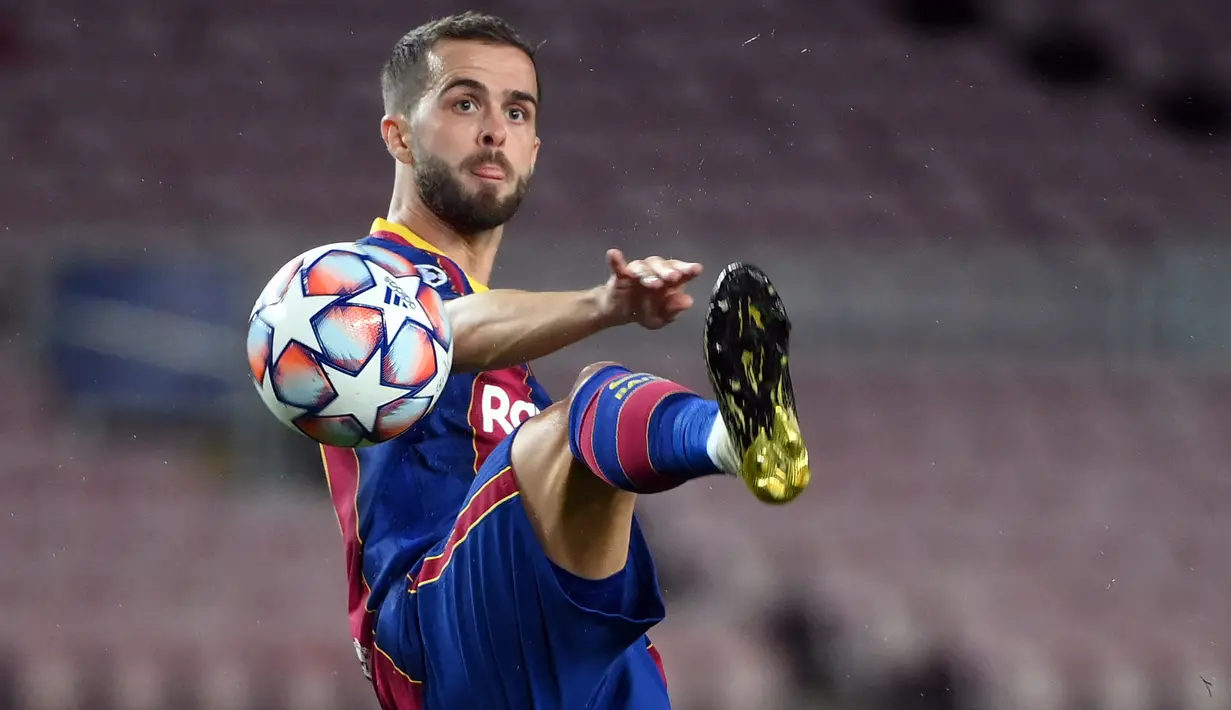 Miralem Pjanic direkrut oleh Barcelona dari Juventus pada tahun 2020 sebagai pertukaran dengan gelandang asal Brasil, Arthur. Saat ini, Pjanic dipinjamkan ke klub asal Turki, Besiktas. (AFP/Lluis Gene)
