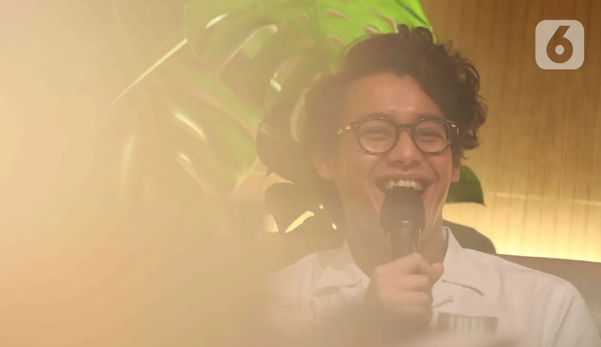 Penyanyi Ardhito Pramono memberikan keteranangan saat rilis album perdana Wijayakusuma di kawasan Senopati, Jakarta, Rabu (13/7/2022). Ardhito Pramono menulis liriknya bersama Narpati 'Oomleo' Awangga. (Liputan6.com/Herman Zakharia)