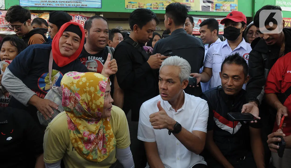 Dalam kunjungan Ganjar pranowo ke Pasar tersebut untuk menanyai harga-harga bahan pokok untuk kebutuhan rumah tangga yang terus naik tinggi. (merdeka.com/imam buhori)