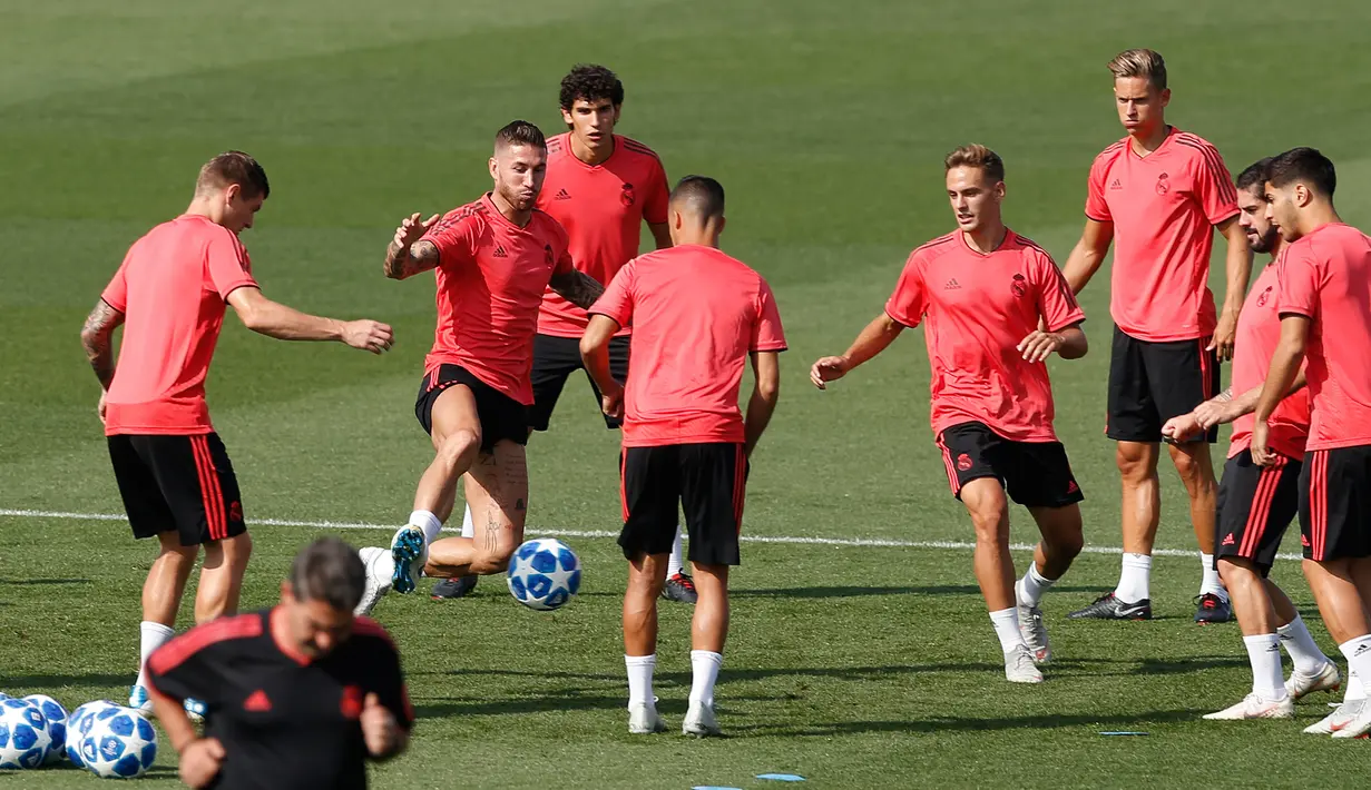 Bek Real Madrid, Sergio Ramos (dua kiri) saat berlatih dengan rekan setimnya di Madrid, Spanyol, Selasa (18/9). Bagi Real Madrid, laga di Liga Champions ini untuk pertama kali takkan diperkuat Cristiano Ronaldo. (AP Photo/Paul White)