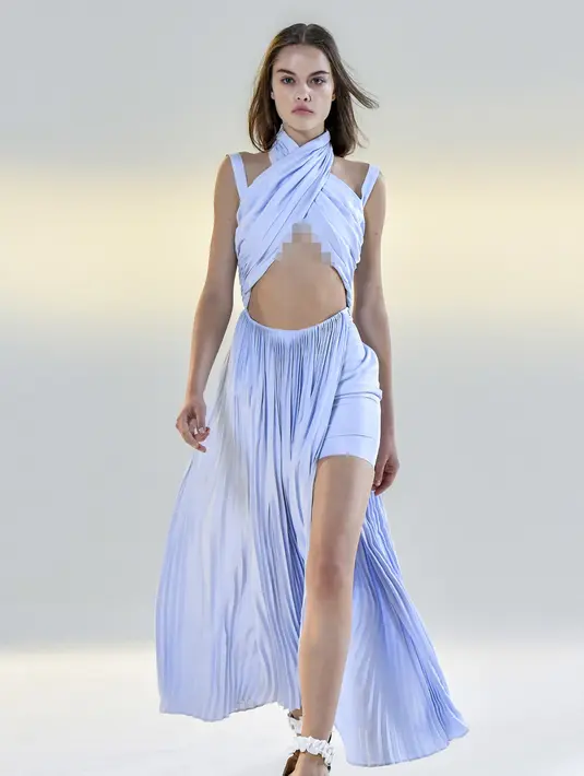 Model memeragakan kreasi busana dari koleksi Musim Semi/Panas 2021 Vivienne Hu dalam ajang New York Fashion Week (NYFW) di New York, Amerika Serikat, 15 September 2020. Di tengah pandemi COVID-19, sebagian besar peragaan busana dalam NYFW tahun ini digelar secara daring. (Xinhua/Mike Coppola)