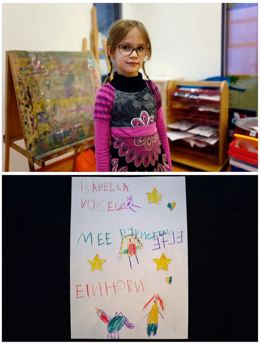 Isabella Grunewald (5 th), usai menggambar tentang hadiah apa yang dia ingin saat Natal dari Santa di Hanau, Jerman 23 November 2016. Isabella ingin burung, putri duyung, unicorn dan elf. (REUTERS / Kai Pfaffenbach)