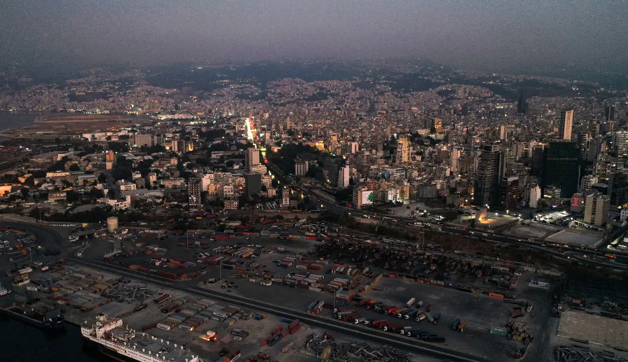Gambar ini diambil pada 11 Oktober 2021 menunjukkan pemandangan udara matahari terbenam dari pelabuhan yang hancur di ibukota Lebanon, Beirut, dalam kegelapan selama pemadaman listrik. Selama 18 bulan terakhir, Lebanon telah mengalami krisis ekonomi dan kekurangan bahan bakar ekstrem. (AFP)