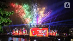 Pesta kembang api menutup malam puncak perayaan Hari Ulang Tahun (HUT) ke-498 kota Jakarta. (Liputan6.com/Angga Yuniar)
