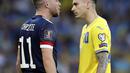Pemain Skotlandia Ryan Christie (kiri) berdiskusi dengan pemain Ukraina Mykola Shaparenko pada pertandingan play-off kualifikasi Piala Dunia 2022 di Hampden Park Stadium, Glasgow, Skotlandia, 1 Juni 2022. Ukraina menang 3-1. (AP Photo/Scott Heppell)