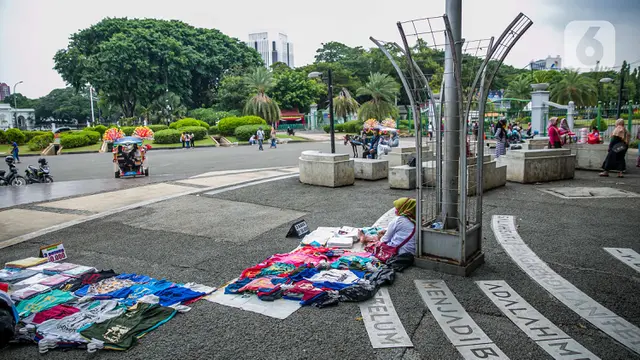 Mencari Peruntungan di Monas