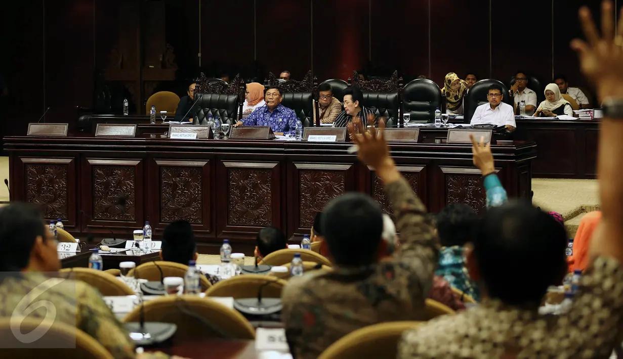 Sidang Paripurna Luar Biasa DPD dibanjiri interupsi dari Anggota DPD yang setuju dan tidak setuju lantaran ketua DPD Irman Gusman di berhentikan di Gedung DPR, Jakarta, Rabu (5/10).(Liputan6.com/Johan Tallo)