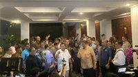 Prabowo Subianto mengumumkan Gibran Rakabuming Raka menjadi cawapres pendamping dirinya di Pilpres 2024 mendatang. (Liputan6.com/Muhammad Radityo Priyasmoro)
