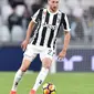 Pemain Juventus, Benedikt Hoewedes mengendalikan bola selama laga pekan ke-14 Liga Italia Seri A di Allianz Stadium, Senin (27/11). Juventus memetik hasil sempurna usai menang telak 3-0 atas Crotone. (Alessandro Di Marco/ANSA via AP)