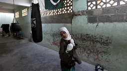 Seorang gadis Pakistan bernama Mehek saat berlatih tinju di kamp tinju wanita, Karachi , Pakistan, (20/2). Anak-anak muda Pakistan telah berlatih sebagai petinju untuk berkompetisi di Olimpiade Asia Selatan tahun lalu. (REUTERS / Akhtar Soomro)
