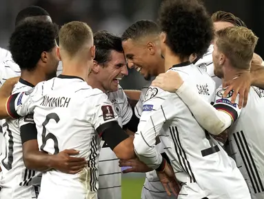 Gelandang Jerman, Jonas Hofmann (kiri tengah) berselebrasi dengan rekan satu timnya usai mencetak gol ke gawang Armenia pada pertandingan grup J Kualifikasi Piala Dunia 2022 di stadion Mercedes-Benz Arena di Stuttgart, Jerman, Senin (6/9/2021). Jerman atas Armenia 6-0. (AP Photo/Matthias Schrader)