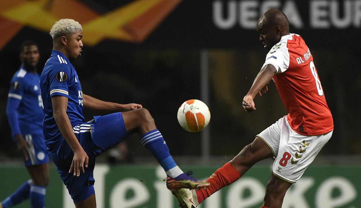 Bek Leicester City, Wesley Fofana (kiri), berebut bola dengan gelandang SC Braga, Al-Motasim Al-Musrati dalam laga lanjutan Liga Europa 2020/21 Grup G di Braga Municipal Stadium, Braga, Kamis (26/11/2020) waktu setempat. Leicester City bermain imbang 3-3 dengan SC Braga (AFP/Miguel Riopa)
