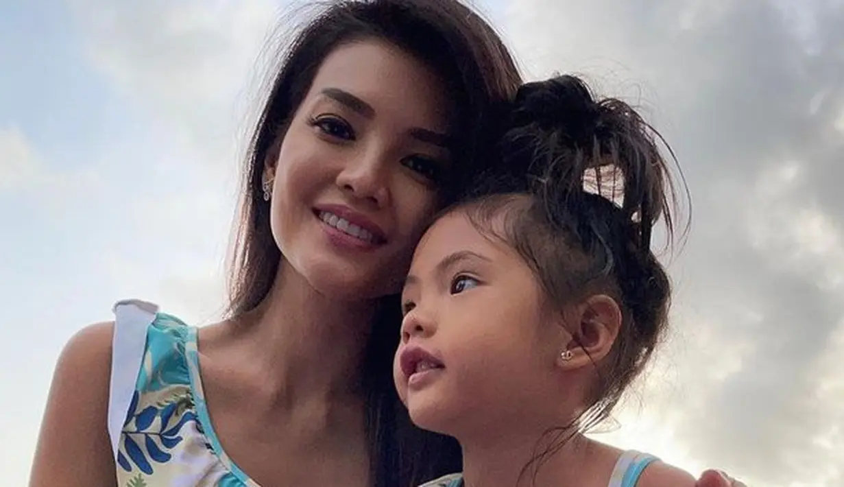 <p>Seperti inilah potret Farah Quinn kebersamaan dengan Amaira. Mereka terlihat kompak dengan mengenakan baju kembaran. [Foto: instagram.com @farahquinnofficial]</p>